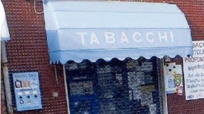 La tabaccheria della tentata rapina di Pisa (foto d'archivio)
