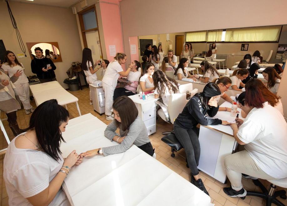 Il laboratorio di estetica dell'istituto Sismondi Pacinotti con le studentesse al lavoro
