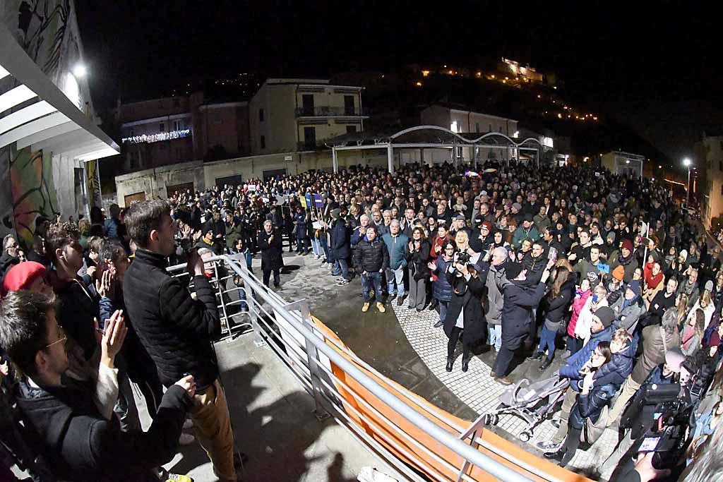 Le Sardine in piazza Berlinguer a Massa