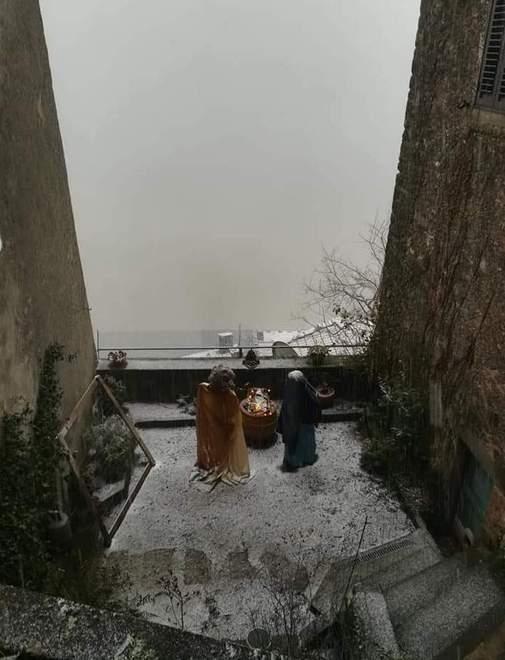 Prima neve sui Presepi, a Montefegatesi un paesaggio magico 