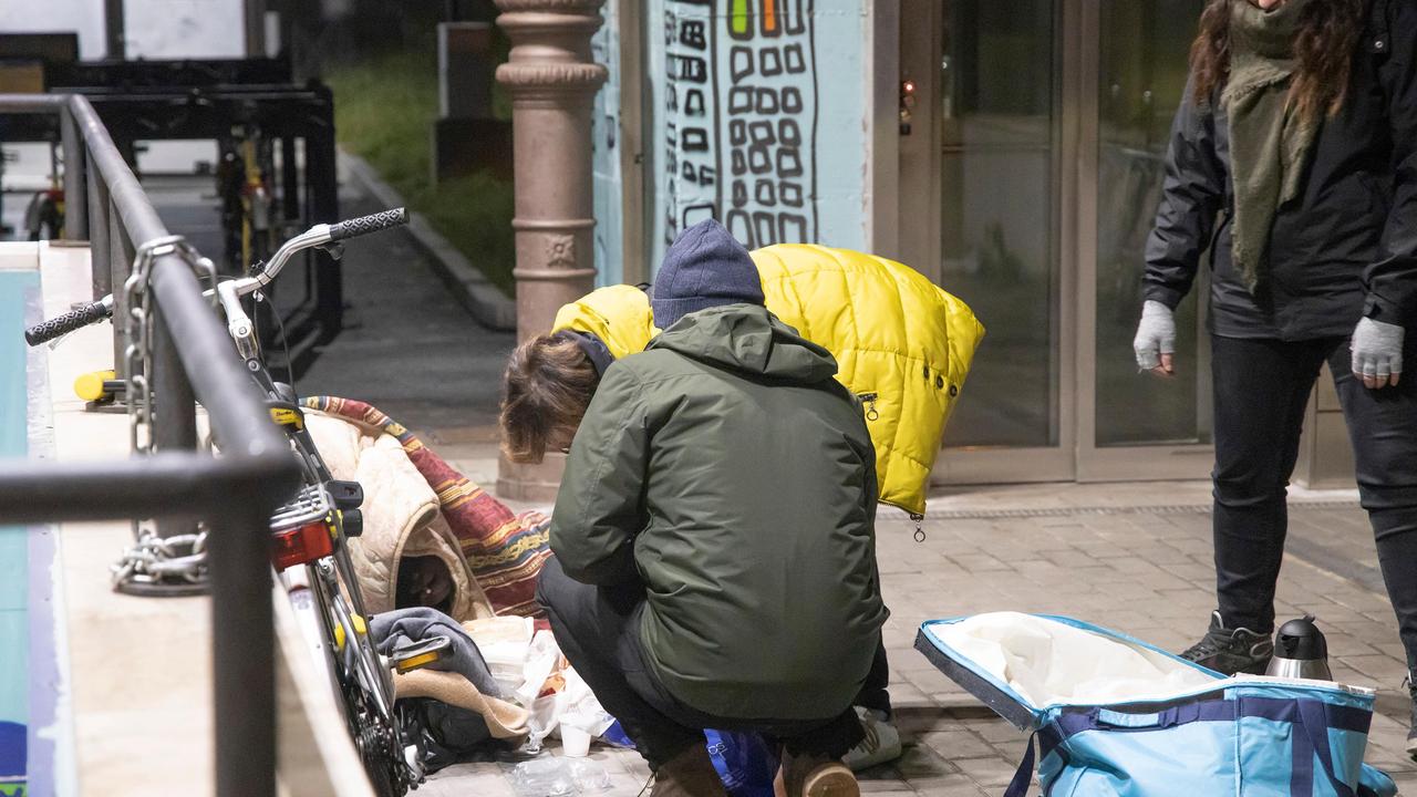 Modena, la notte dei volontari tra i 250 “invisibili” che dormono in strada