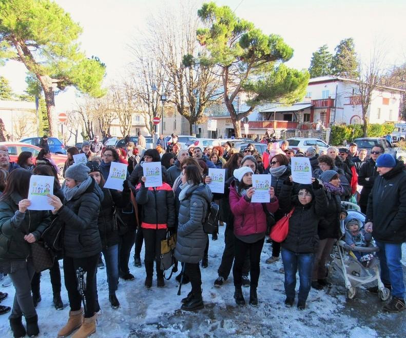 Serramazzoni, il corteo in piazza per la scuola materna porta il pulmino gratis 