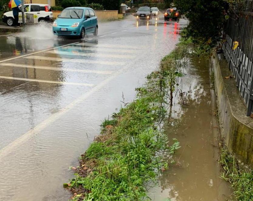 Cadono calcinacci da Palazzo Pretorio Strade sott’acqua per un’ora di pioggia 