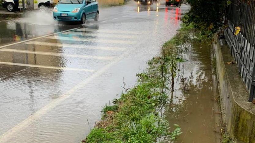 Cadono calcinacci da Palazzo Pretorio Strade sott’acqua per un’ora di pioggia