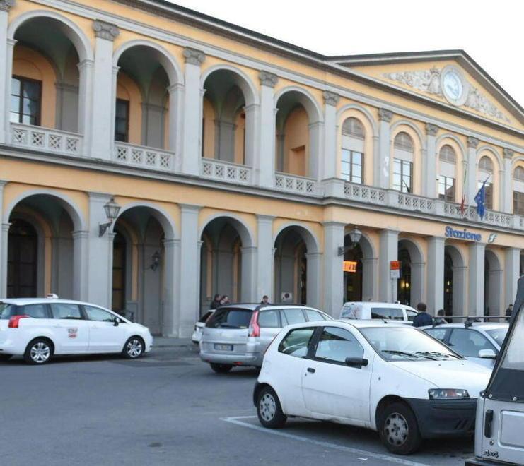 Aggredito e picchiato da coinquilino litigioso che gli frattura tre costole 