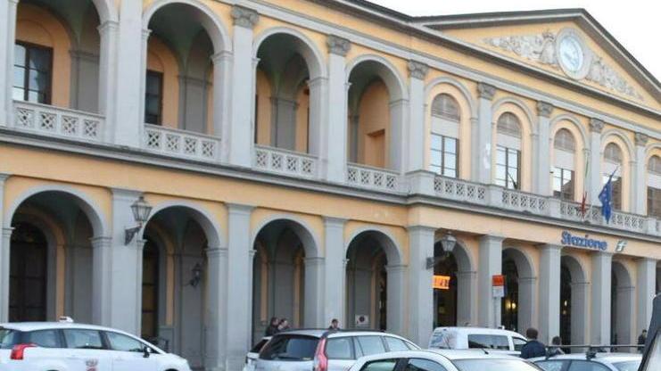 Aggredito e picchiato da coinquilino litigioso che gli frattura tre costole
