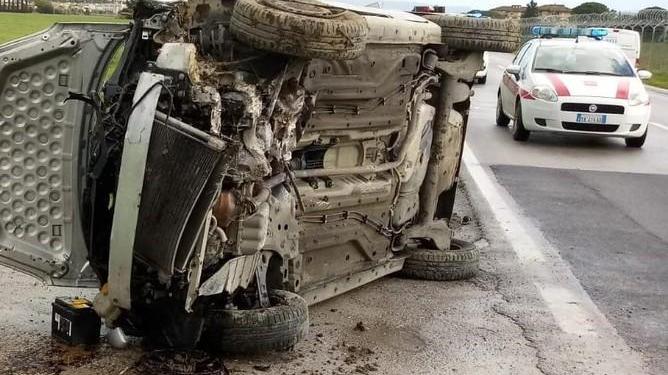 Auto cappotta Il conducente incastrato nell’abitacolo