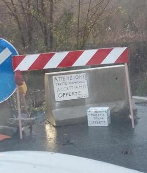 Cassetta delle offerte per far riparare la frana