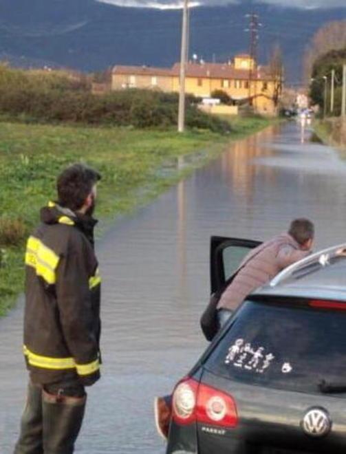 La strada è allagata e finisce con l’auto dentro il fossato