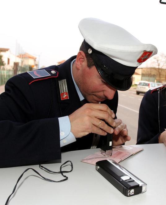Falsifica la carta d’identità per andare a giocare a calcio 