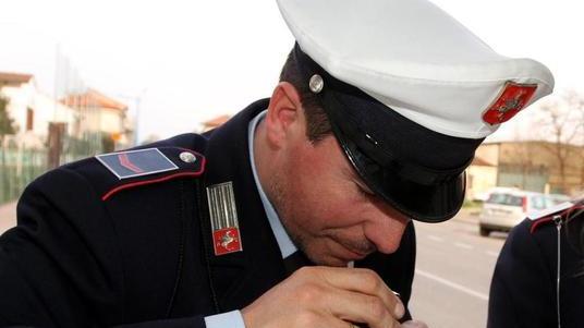 Falsifica la carta d’identità per andare a giocare a calcio