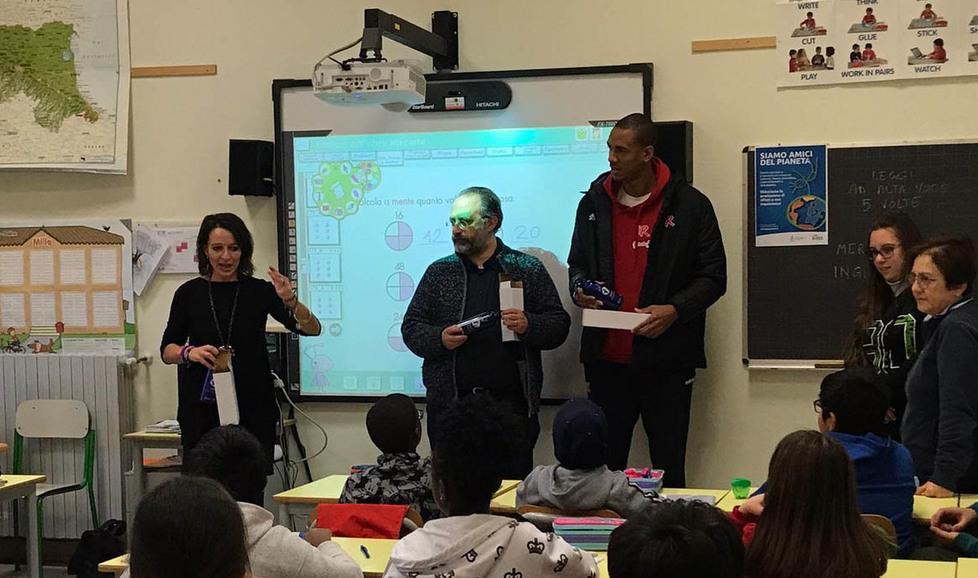 Owens, Infante e Paterlini nelle scuole per consegnare le borracce ai bambini
