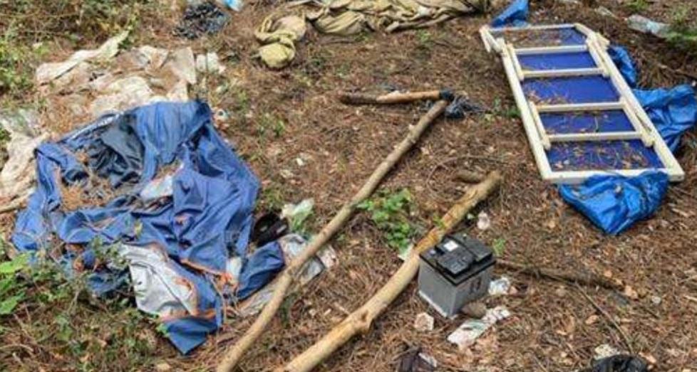 La denuncia di Legambiente: «Lecciona soffocata dai rifiuti»