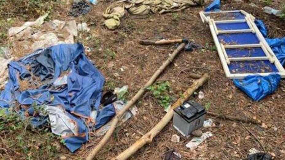 La denuncia di Legambiente: «Lecciona soffocata dai rifiuti»