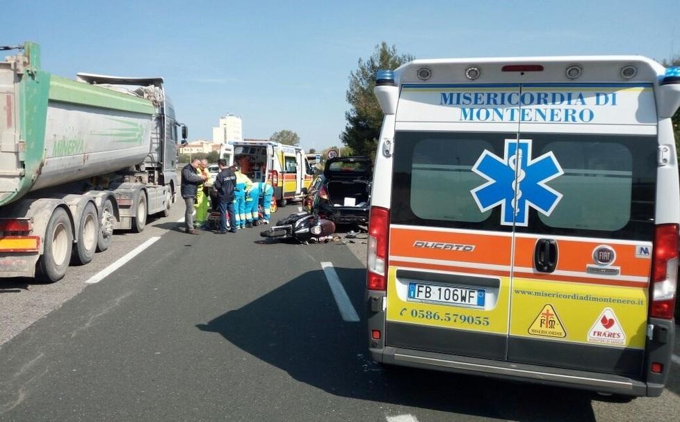 Un incidente all’incrocio di via di Montenero con lo svincolo della Variante