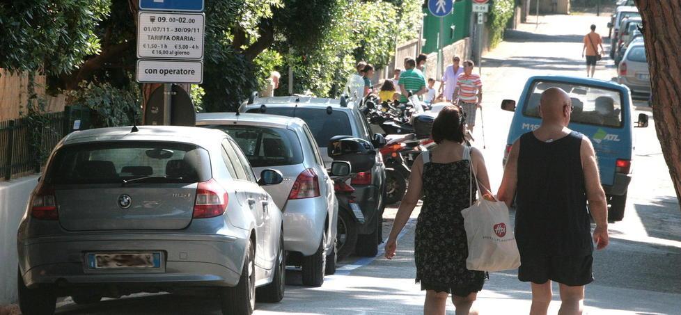 Le auto in sosta nel centro di Castiglioncello (foto d'archivio)