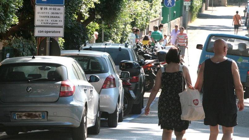 Le auto in sosta nel centro di Castiglioncello (foto d'archivio)