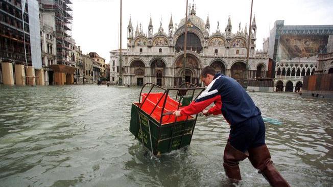 Venezia: acqua alta ha toccato i 115 cm