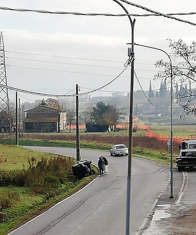 L'auto ribaltata a Comeana