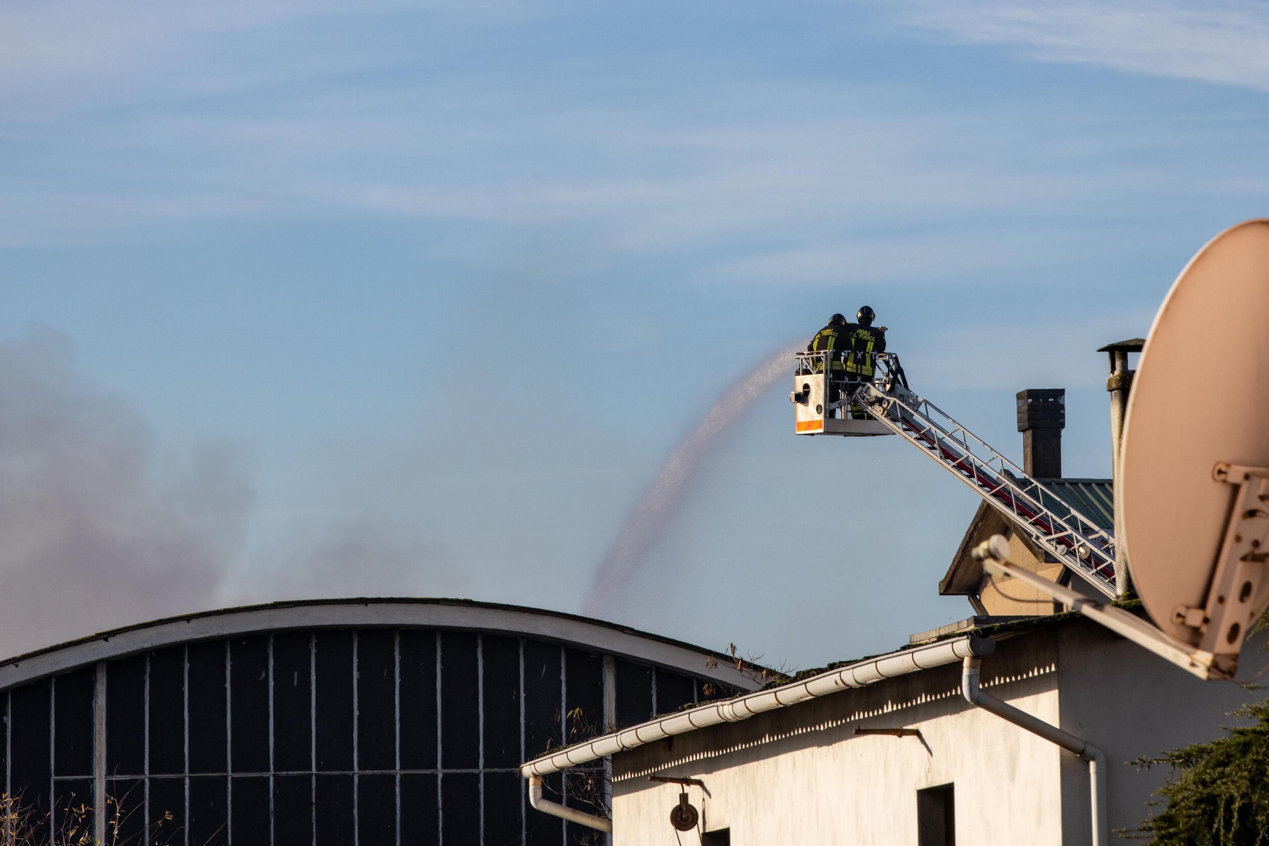 Ultimi getti d'acqua per i pompieri questa mattina, domenica 15, alla filatura Delta