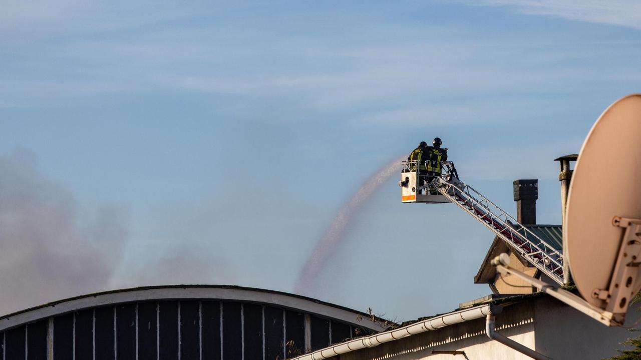 Ultimi getti d'acqua per i pompieri questa mattina, domenica 15, alla filatura Delta