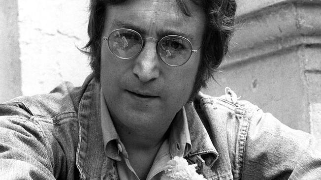 Aste: gli occhiali sole di John Lennon a 165mila euro 
