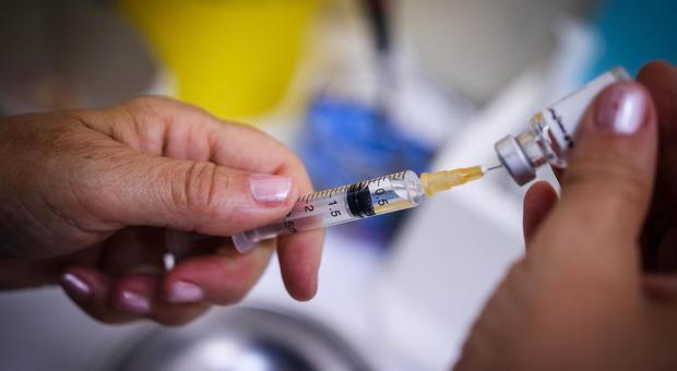Ci sono più vaccinati, l’emergenza rientra ma un versiliese su dieci resta scettico 