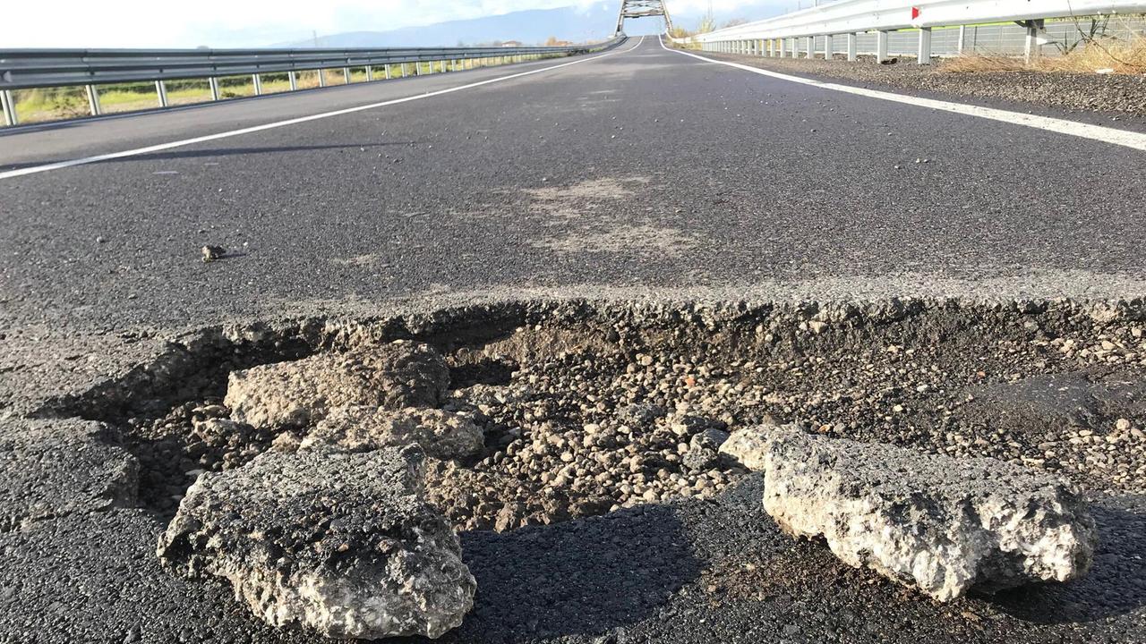 Una delle grosse buche poco prima del ponte sulla Seconda tangenziale