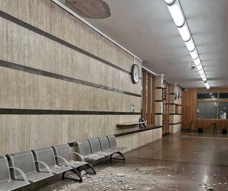 Un’immagine dell’intonaco del soffitto del salone di ingresso precipitato sulle panchine