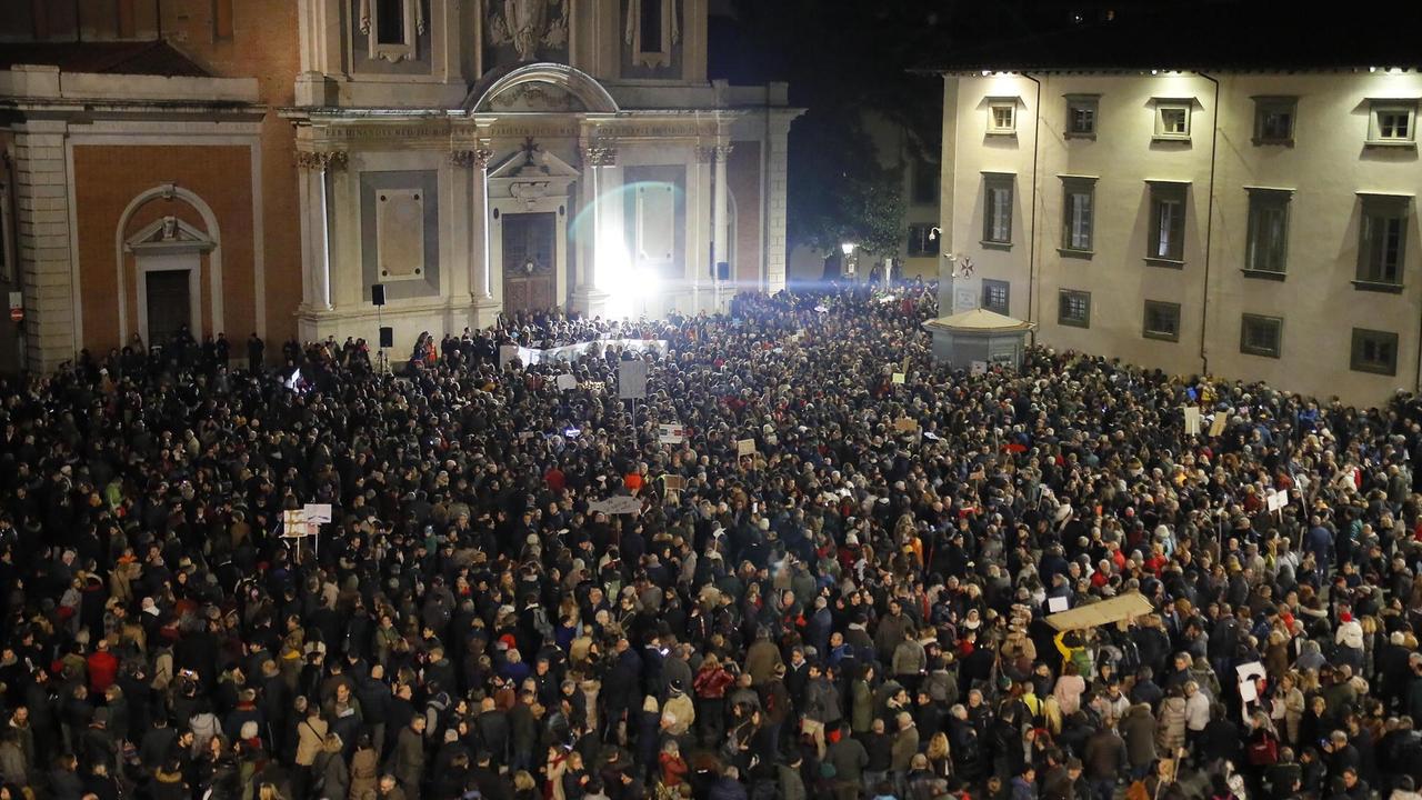 Settemila Sardine in piazza dei Cavalieri a Pisa