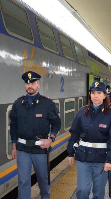 Agenti della Polfer lungo i binari