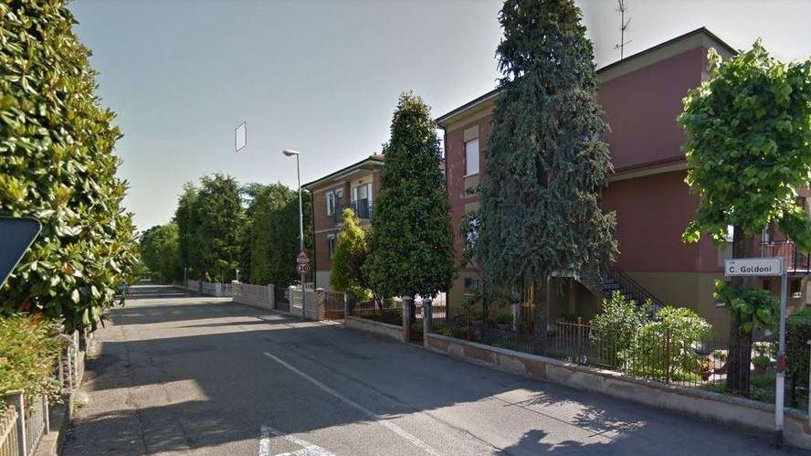 Una mamma sventa il furto dal vicino e i ladri in fuga cercano di investirla