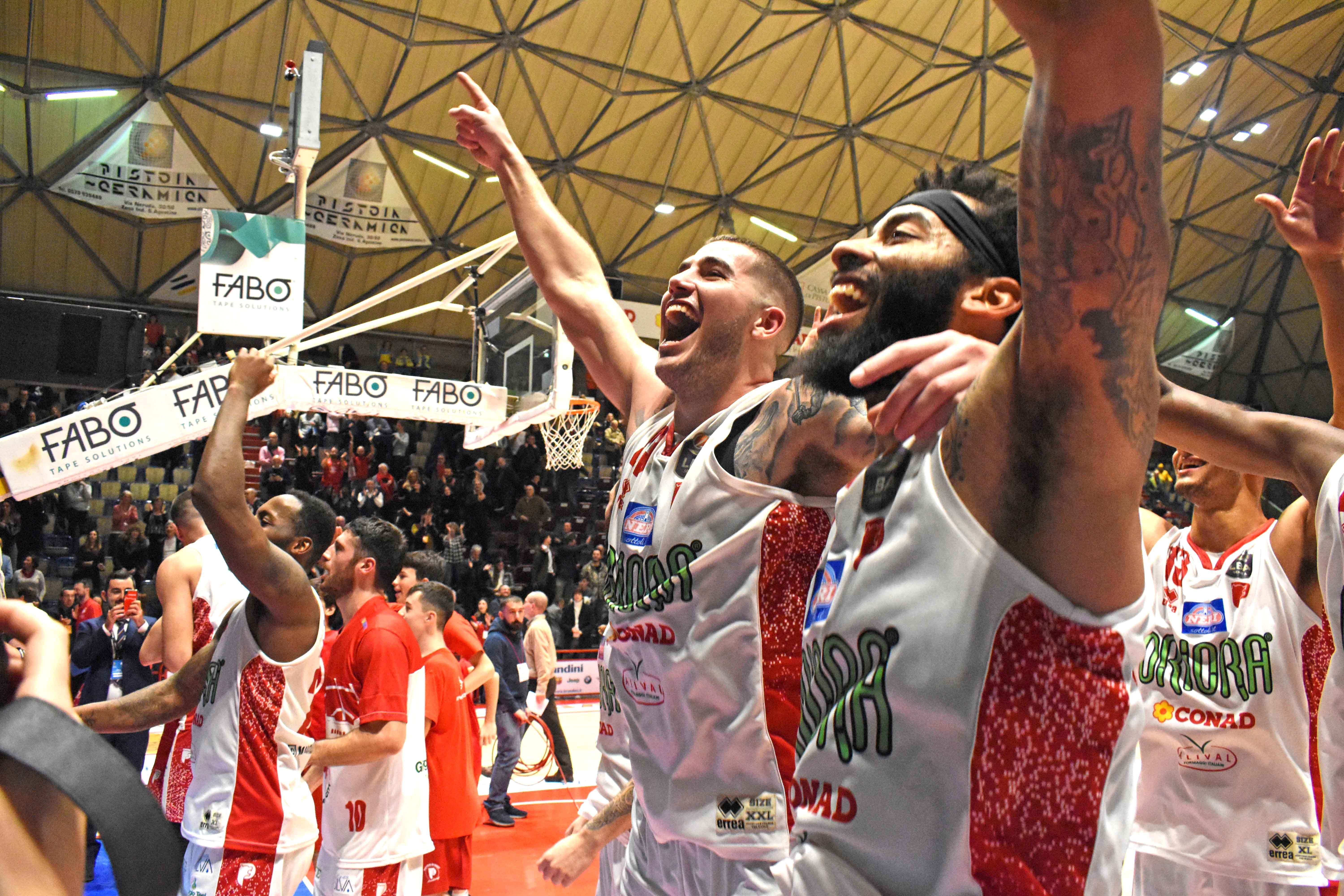 L'esultanza dei biancorossi a fine partita (Foto Gori)