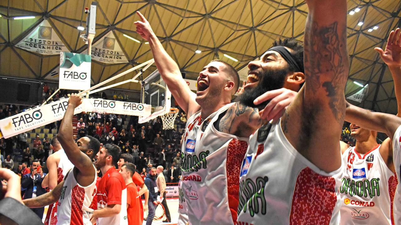 L'esultanza dei biancorossi a fine partita (Foto Gori)