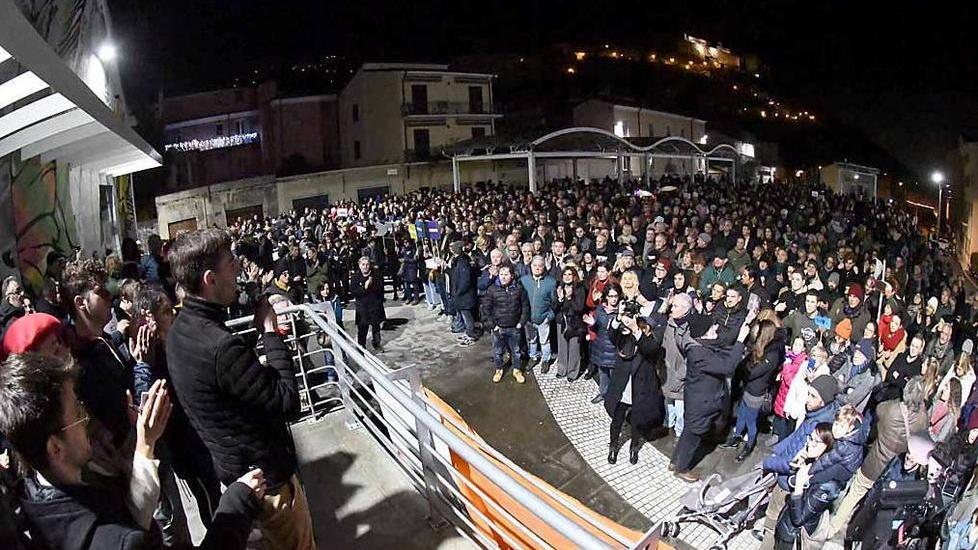 Mille sardine in piazza «per una politica nuova e per dire basta all’odio»