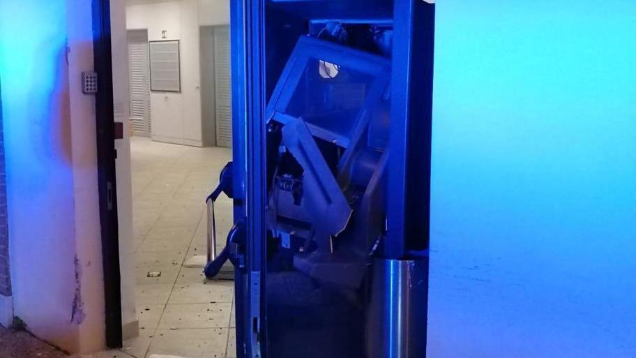 Fanno saltare il bancomat e fuggono con 25mila euro