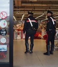 Ruba bottiglie di liquore al supermercato, denunciato un ventenne