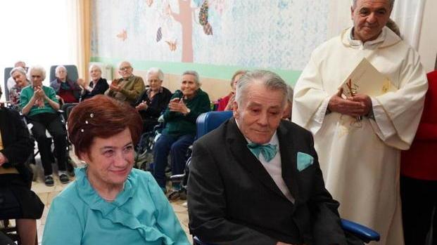 Bianca e Giuseppe, novelli sposi alla casa di riposo