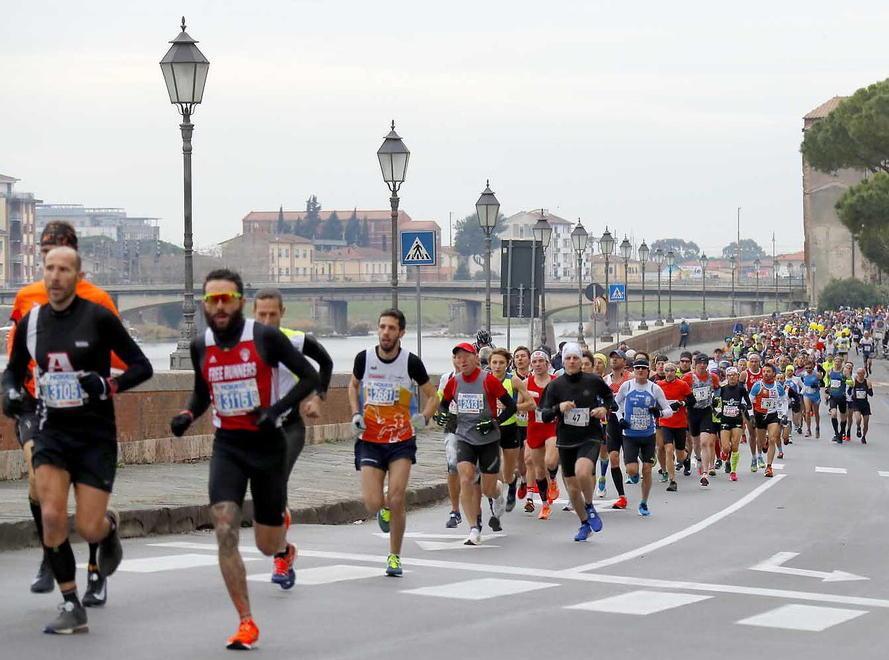 È il gran giorno della Maratona: in tremila per le strade del capoluogo e del litorale 