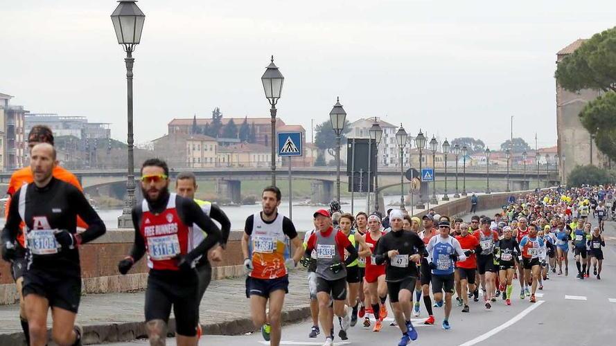 È il gran giorno della Maratona: in tremila per le strade del capoluogo e del litorale