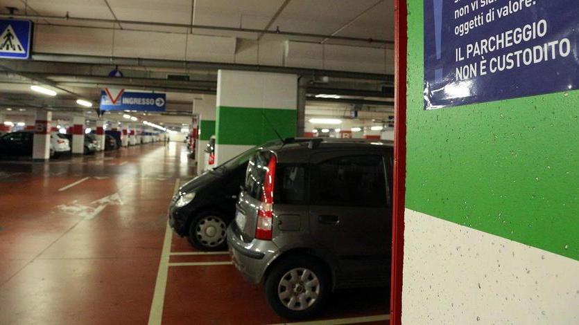 Finestrini spaccati e furti a raffica dentro le auto