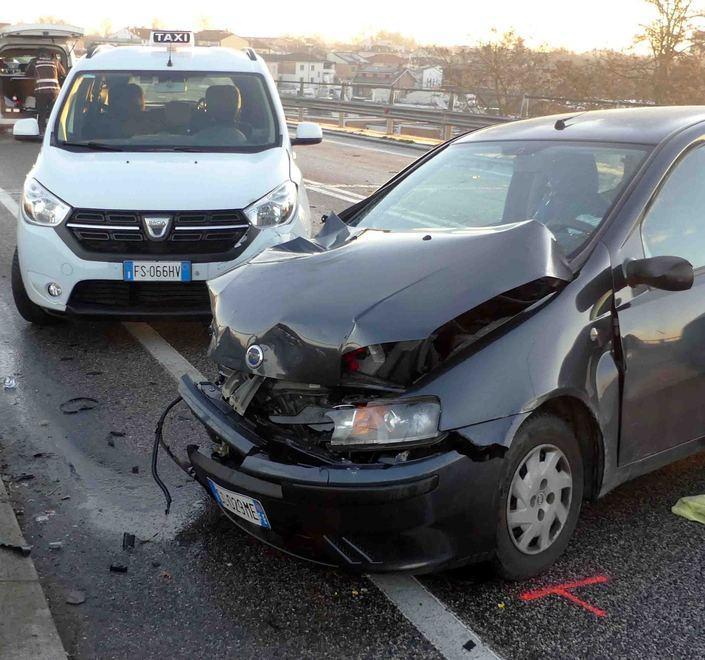 Gelo e disagi, in via Ferraresi ne fa le spese anche un taxi 