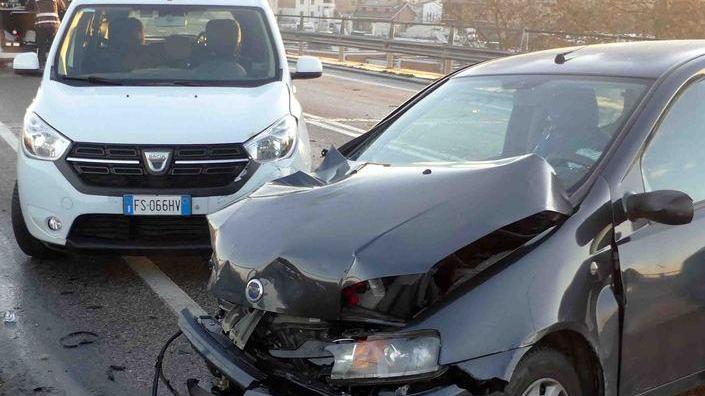 Gelo e disagi, in via Ferraresi ne fa le spese anche un taxi