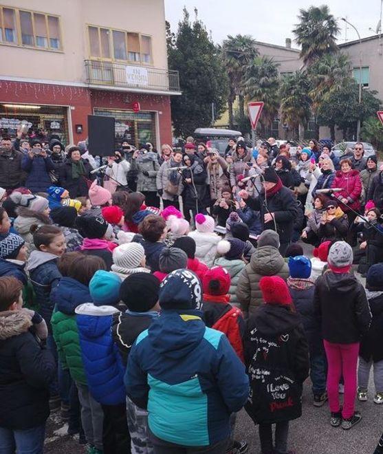 Oggi lo spirito natalizio scalda la piazza del paese