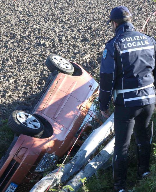 Auto slitta nella doppia curva Famiglia finisce nella scarpata 