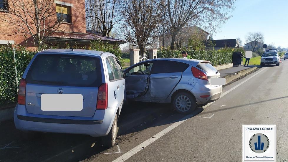 Dopo lo scontro finiscono con le auto contro un muretto