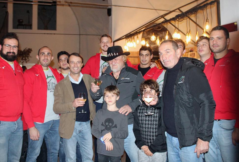 L’aperitivo natalizio dei rossoneri «Vogliamo stare in vetta»