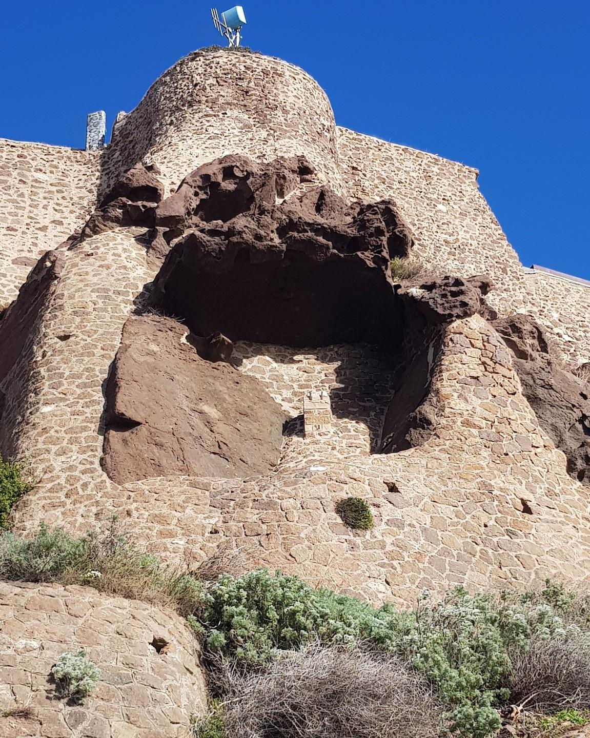 La rocca orfana della Madonnina: il vento ha buttato giù la statua