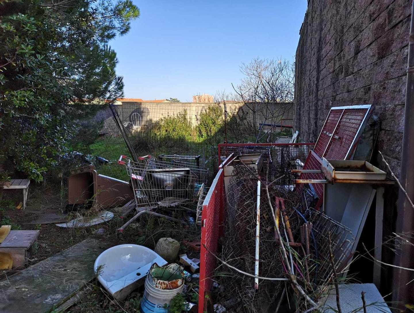 L’ex bocciodromo resta un cumulo di rifiuti 