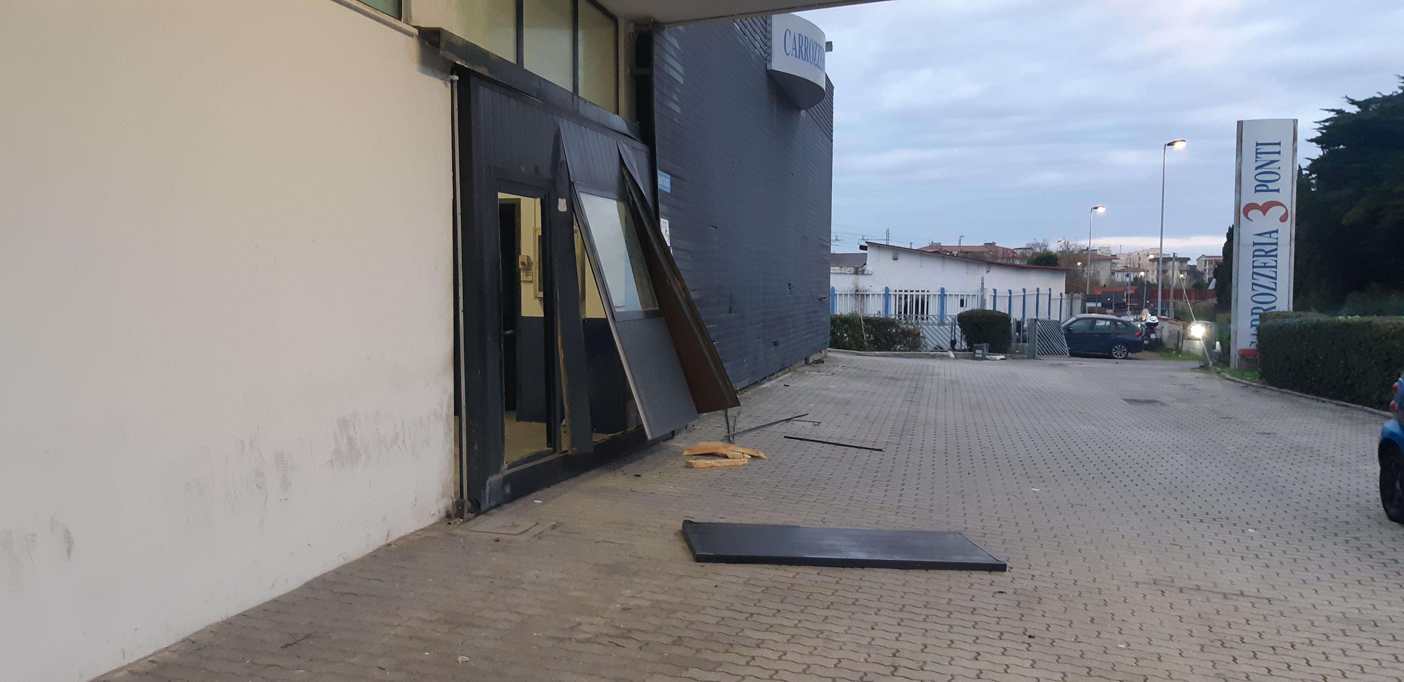 Ladri Alla Carrozzeria Rubano L auto E Sfondano Il Cancello Per 